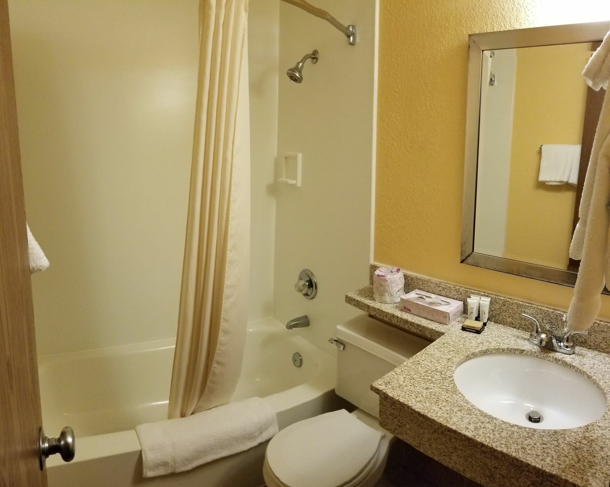 Red River Inn & Suites Fargo Extérieur photo